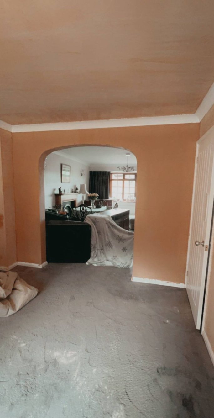 A spacious room with freshly plastered walls.